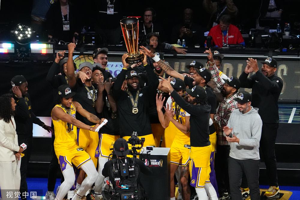 但她依然展 但她依然展